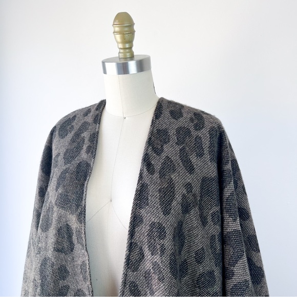 Woolrich • Cheetah Shawl • OS - Picture 4 of 8